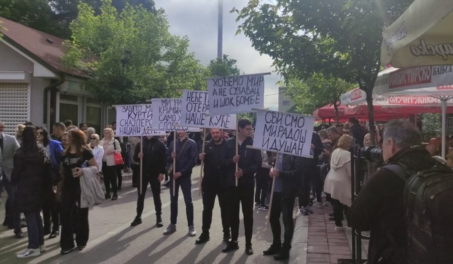 Protestuesit serbë në Zveçan: Nuk do të na dëboni nga shtëpitë tona!