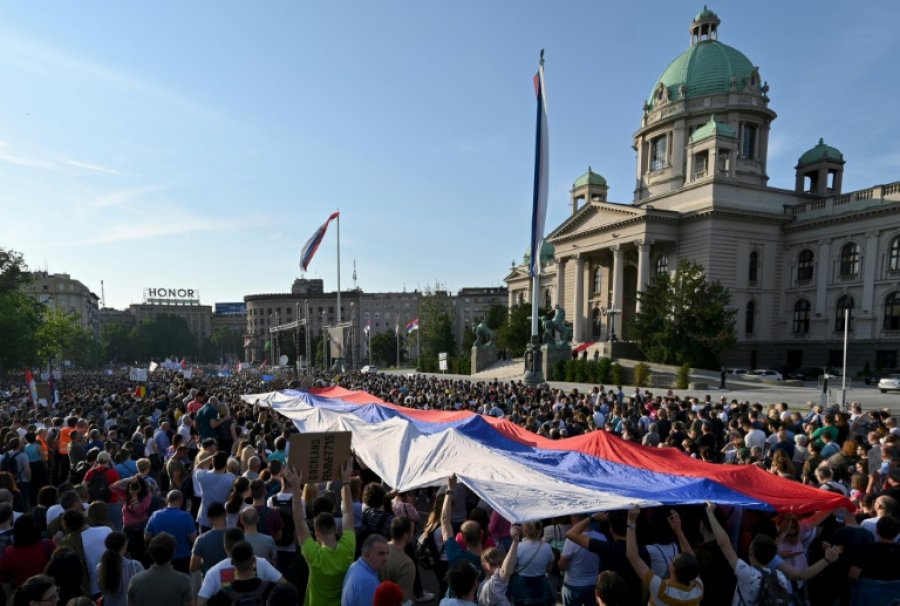 Dhjetëra mijëra serbë ngrihen në këmbë: Vuçiç ik!