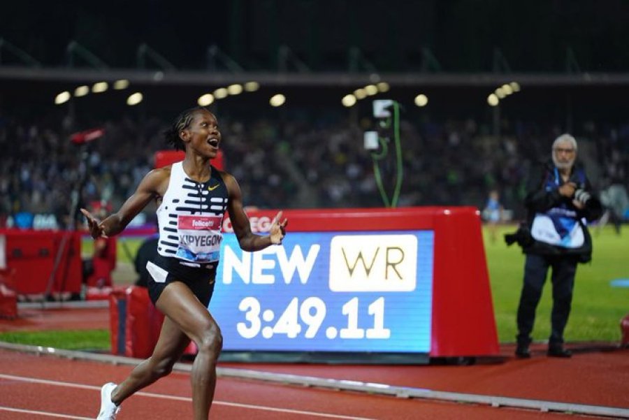 Atletja keniane thyen rekordin botëror në 1500 metra: Nuk mund ta besoj, arrita atë që kisha ëndërruar
