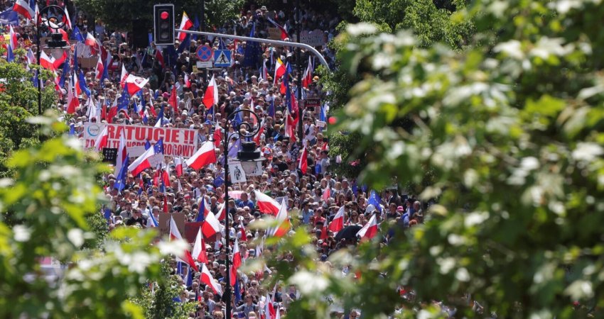  Kundër Qeverisë polake, protestojnë dhjetëra mijëra persona
