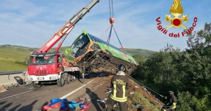 Autobusi del nga rruga në Itali, 1 i vdekur dhe 16 të plagosur