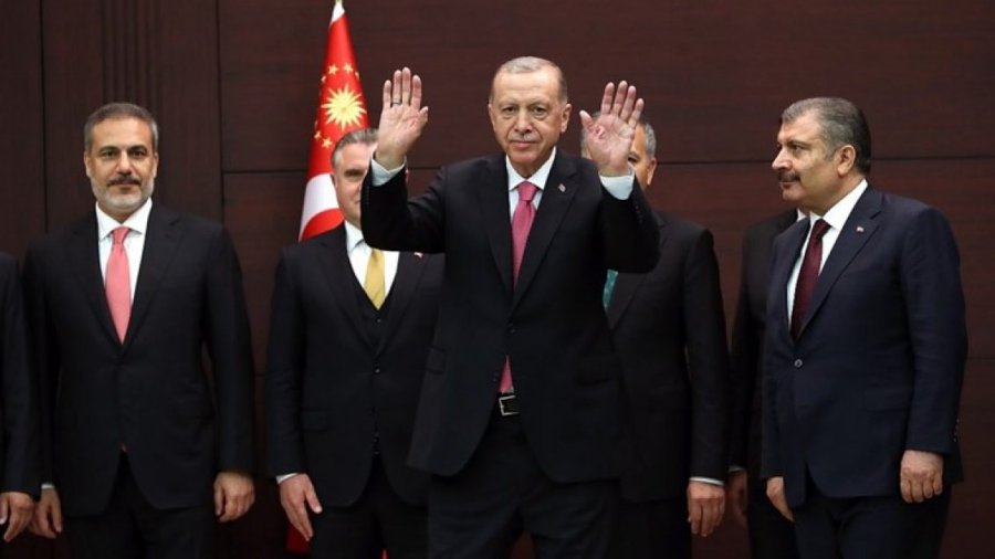 Erdogan paraqet qeverinë e re, ish-kryespiuni emërohet ministër i Jashtëm