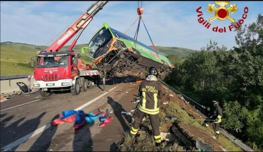 Aksident i rëndë në Itali, përplaset autobusi me 38 pasagjerë, ka të vdekur dhe të plagosur