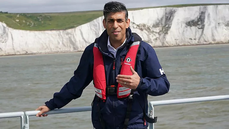 Kryeministri britanik Sunak vendos të strehojë më shumë emigrantë nëpër platforma ujore