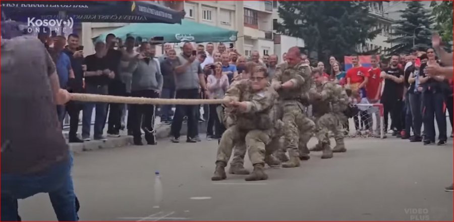 VIDEO/ Kush është më i forti? Protestuesit serbë dhe ushtarët amerikanë të KFOR-it ‘ndeshen’ në tërheqje litari