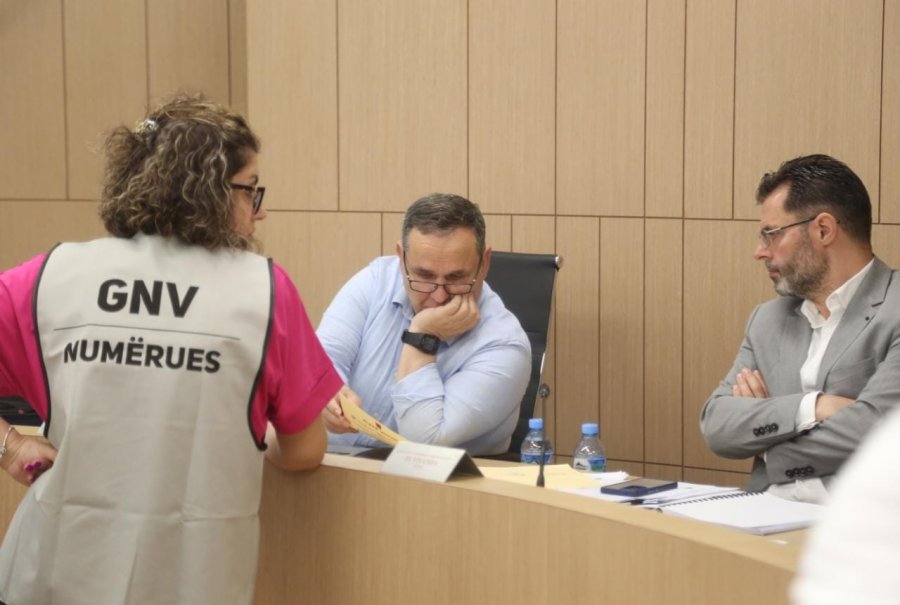 Farsa vazhdon/ Skandal i KAS me kutinë e burgut në Rrogozhinë, ndarje politike për vendimin