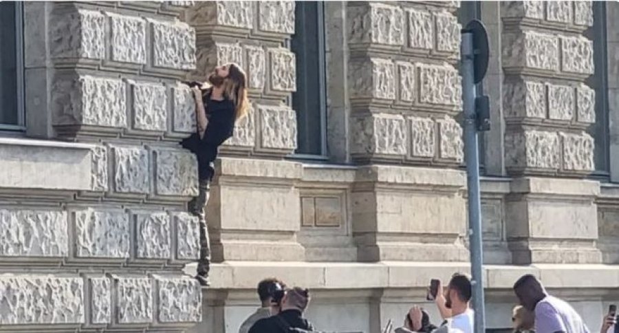 VIDEO/ Aktori Jared Leto ngjitet në murin e hotelit në Berlin, kalimtarët të shokuar