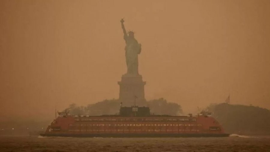 Statuja e Lirisë mbulohet me mjegull portokalli nga zjarri