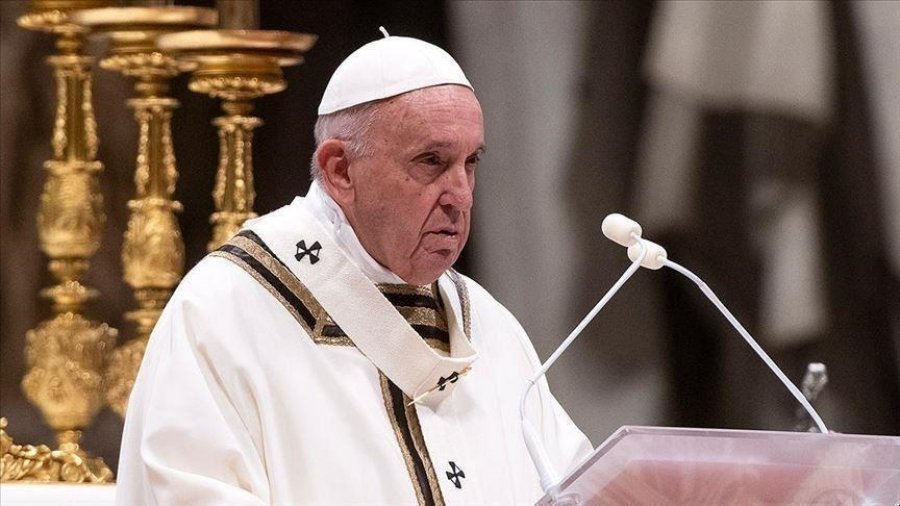Papa Françesku në spital, do t’i nënshtrohet një operacioni urgjent