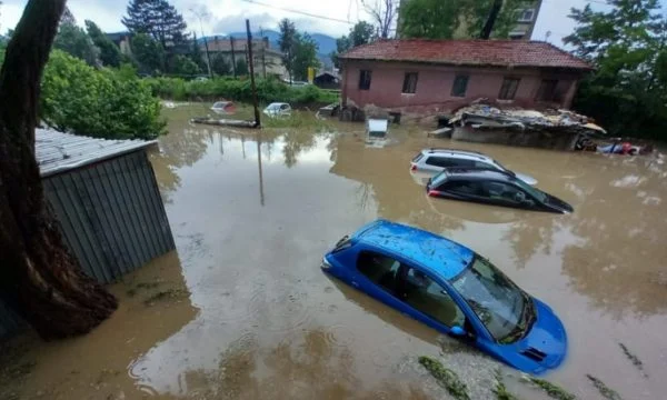 Përmbytje nga reshjet e dendura në Maqedoninë e Veriut