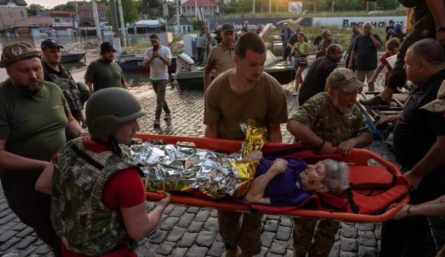 Rusia sulmon Hersonin, vazhdojnë operacionet e shpëtimit në zonat e vërshuara të Ukrainës