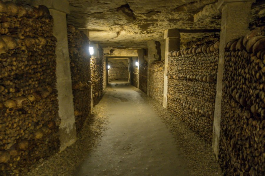 FOTO/ Ana e errët e Katakombeve të Parisit, një nga vendet më misterioze e të frikshme në botë