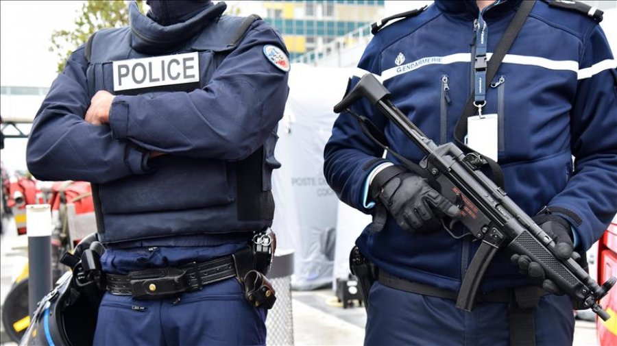 Sulm me thikë në Francë, raportohet për disa të plagosur, mes tyre edhe fëmijë