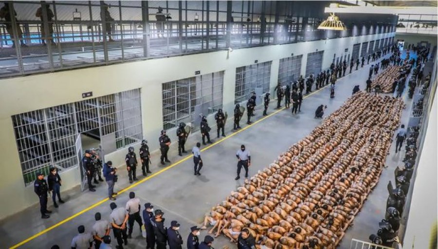 Gjysmë të zhveshur dhe me kokë të rruar të ulur në dysheme, kontrolli në burg zbulon skandalin në El Salvador