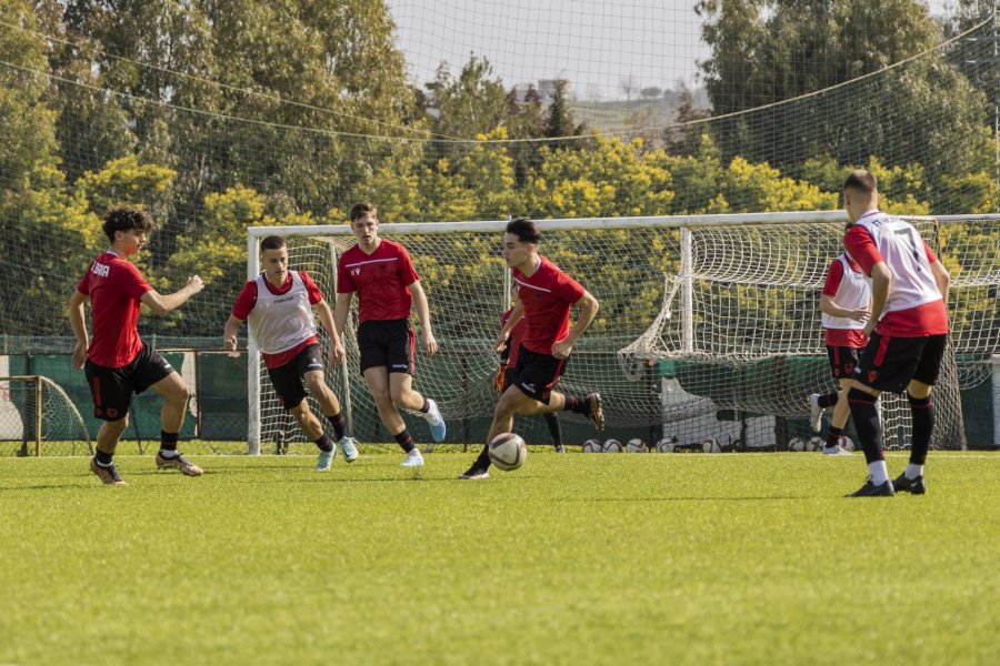 Shqipëria U-19 nis grumbullimin të shtunën, trajneri Bulku fton 26 lojtarë për ndeshjen ndaj Kosovës