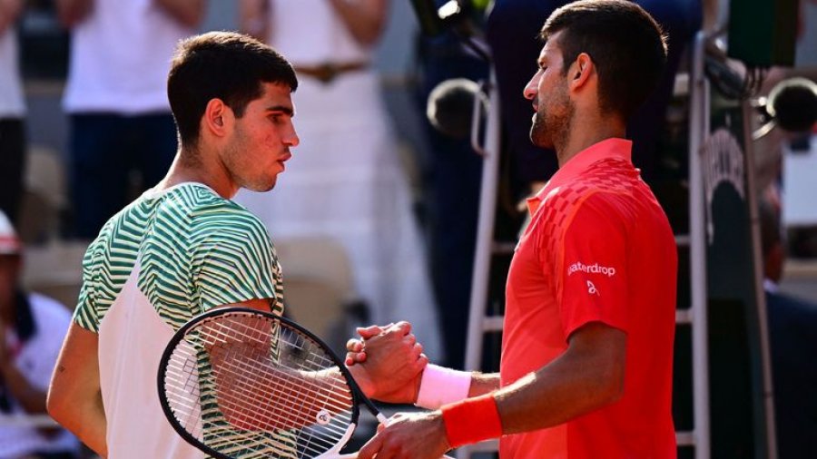 Tenis/ Djokovic kualifikohet me fat në finale, Alcaraz eliminohet prej dëmtimit