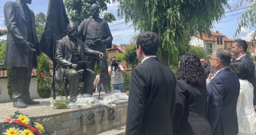 Krerët e shtetit së bashku me Begajn bëjnë homazhe te Lidhja e Prizrenit