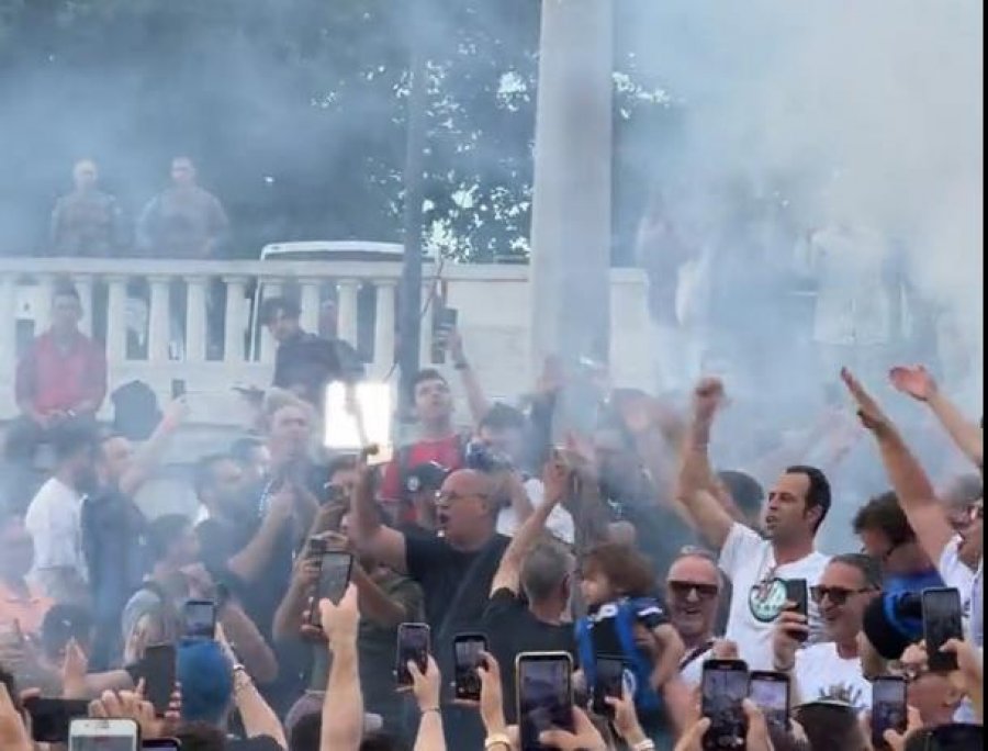 VIDEO/ Sheshi Taksim bëhet zikaltër: Interistët pushtojnë Stambollin