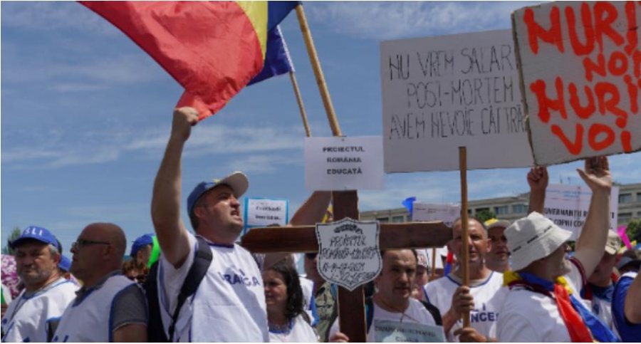 Shtyhen provimet në Rumani, mësuesit në grevë për paga më të larta