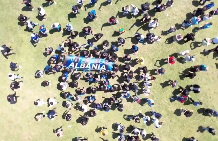 VIDEO/ Rreth 200 tifozë shqiptarë në Stamboll në mbështetje të Interit