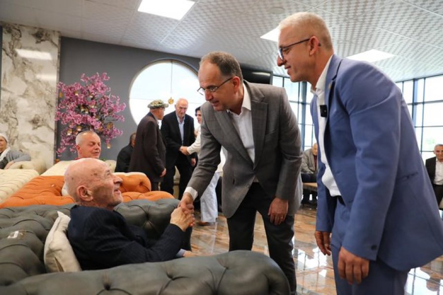 Presidenti Begaj viziton shtëpinë e të moshuarve në Suharekë të Kosovës