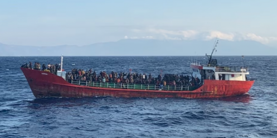 Policia bregdetare greke shpëton 100 migrantë