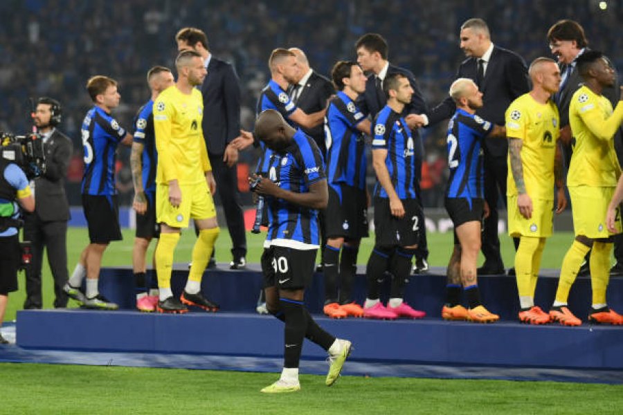 Pronari i Interit nuk fajëson Lukakun edhe pas dështimit: Është i jashtëzakonshëm, të flasim me Chelsean
