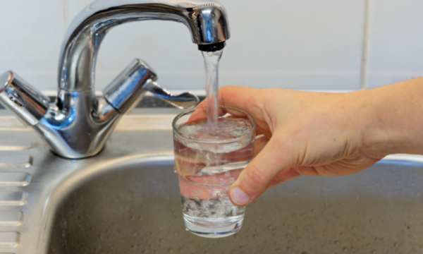 Sa gota ujë duhet t’i pimë në ditë?