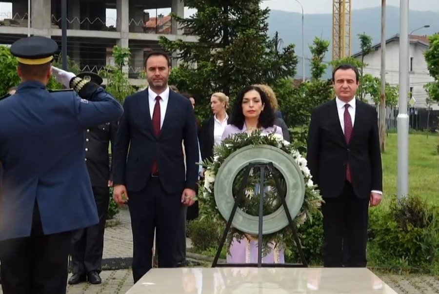 Kurti, Osmani e Konjufca bashkë bëjnë homazhe te varri i ish-presidentit Rugova