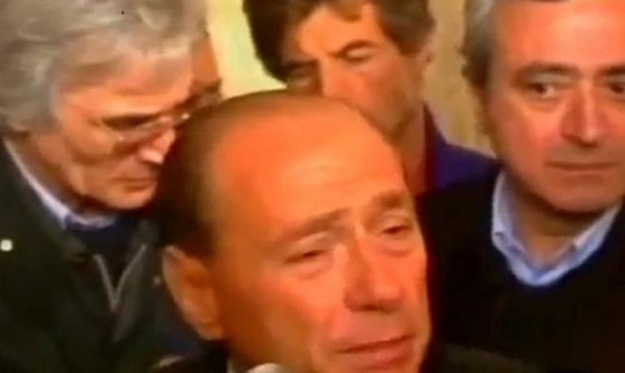 VIDEO/ Berlusconi në lot për shqiptarët, publikohen pamjet kur ish-kryeministri italian qante për viktimat e tragjedisë së Otrantos