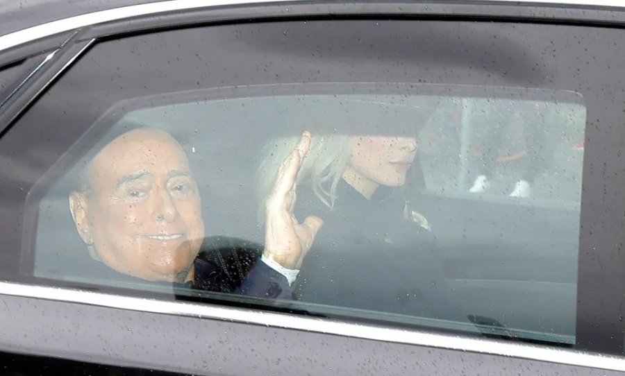 Vetëm tre javë më parë, Berlusconi la spitalin duke buzëqeshur...