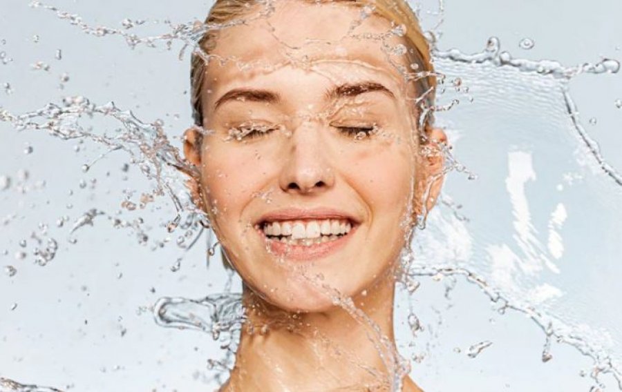 5 arsye që ju bëjnë të besoni se uji i jep lëkurës rini të përjetshme