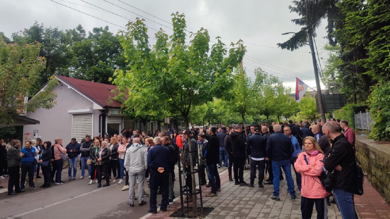 Serbët u rikthehen protestave në Veri të Kosovës