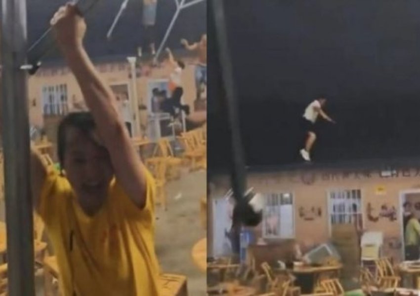 VIDEO/ Era e fortë shqyen çatinë e restorantit në Kinë, njerëzit ‘fluturojnë’ në ajër
