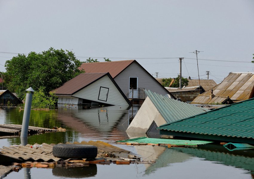Shkon në 27 numri i të vdekurve nga përmbytjet në jug të Ukrainës