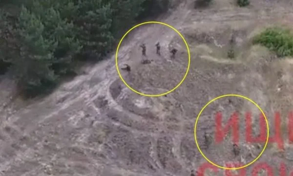 VIDEO/ Brutaliteti i ushtrisë së Putinit: Qëllojnë edhe trupat e tyre, nëse tërhiqen nga lufta në Ukrainë