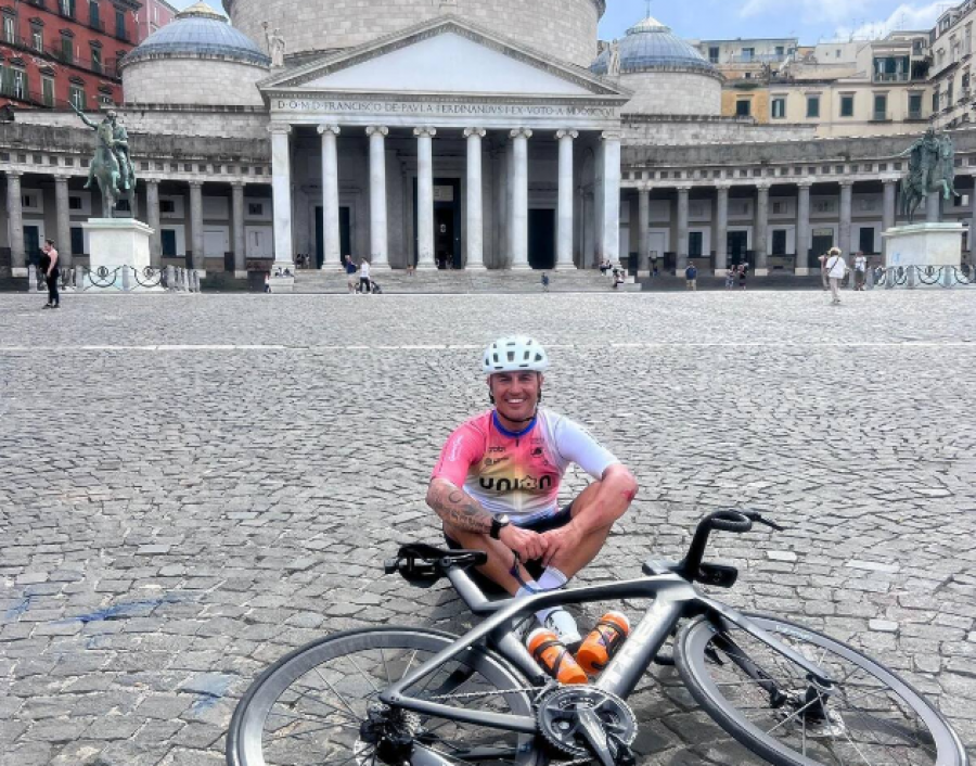 Cannavaro mban premtimin, udhëton me biçikletë nga Roma në Napoli