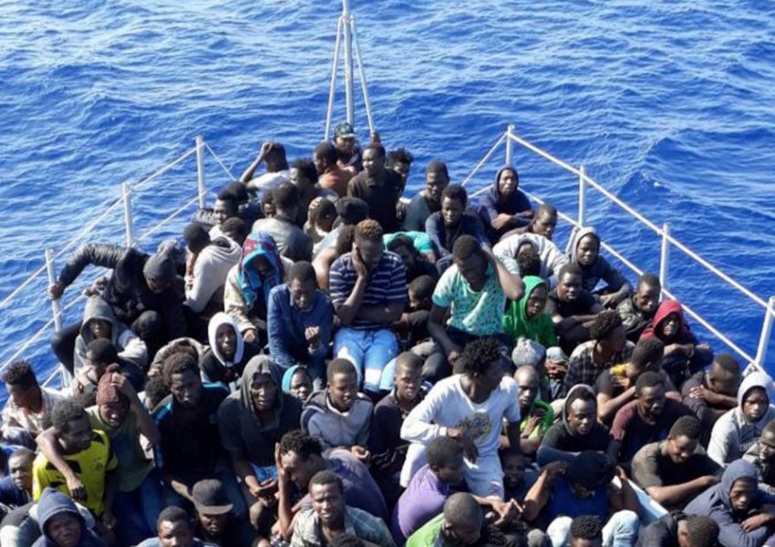 Tragjedi në Greqi/ Mbytet anija me 400 emigrantë, gjenden 17 trupa të pajetë