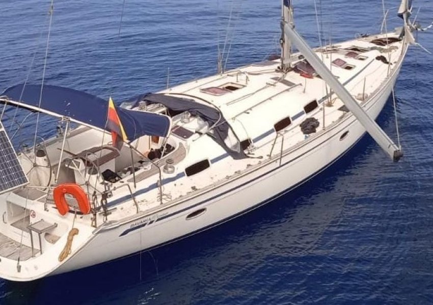 Anija 'fantazmë' gjendet në mes të detit, ankorohet në Sarandë