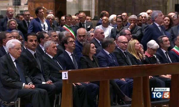 Berlusconit i jepet lamtumira në Katedralen e Milanos, 10 mijë njerëz në shesh