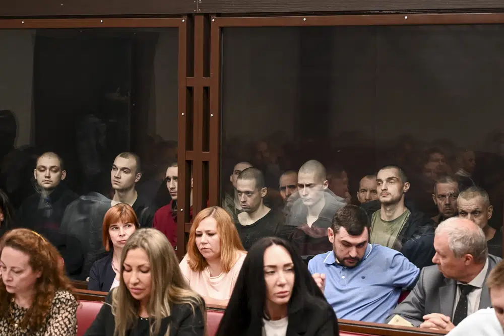Ushtarët ukrainas të kapur rob në Azovstal nxirren para gjyqit në Rusi