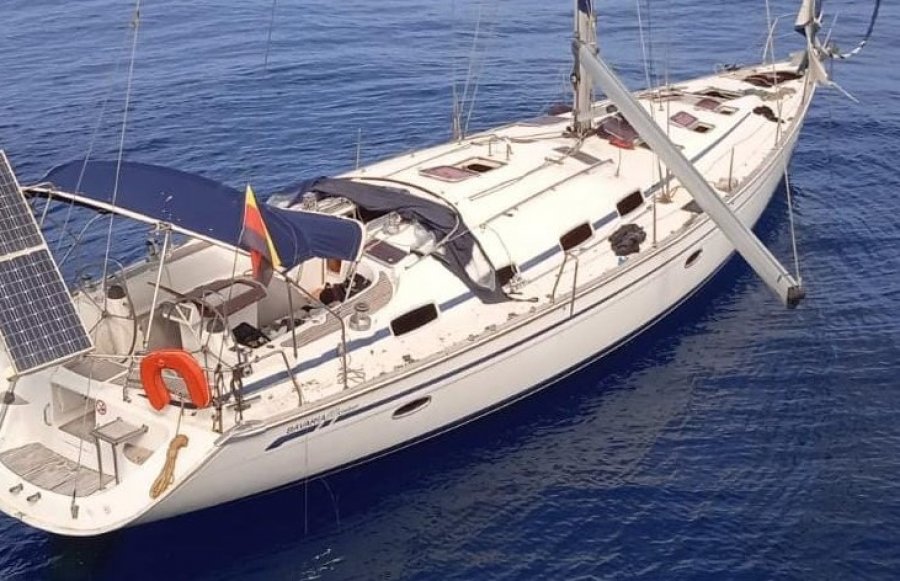 Anija 'fantazmë' gjendet në mes të detit, ankorohet në Sarandë
