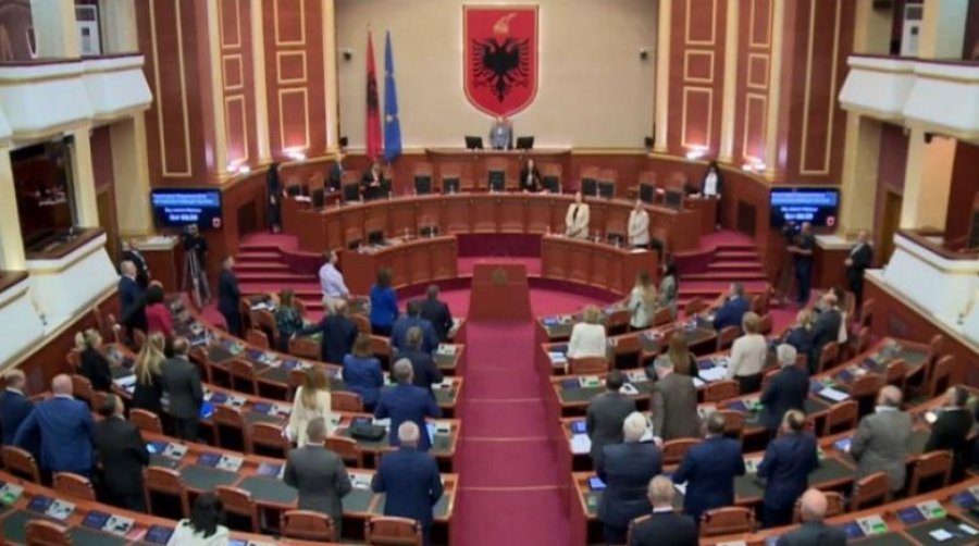 Kuvendi i Shqipërisë mban 1 minutë heshtje për ndarjen nga jeta të ish-kryeministrit Silvio Berlusconi