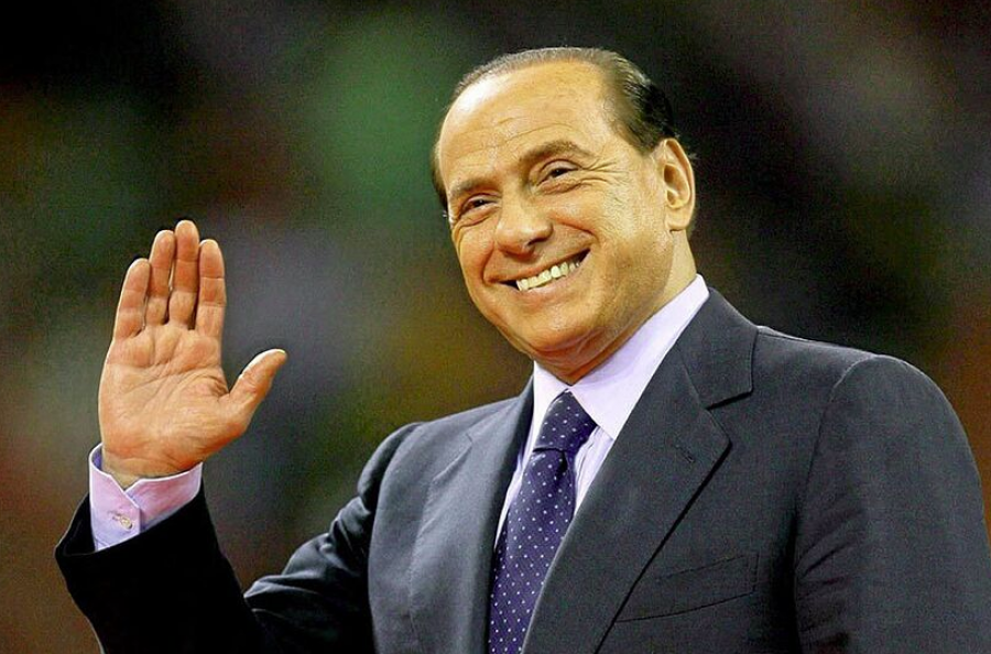 Zbulohet arsyeja pse prezantuesja e njohur u vesh me të bardha në funeralin Silvio Berlusconit