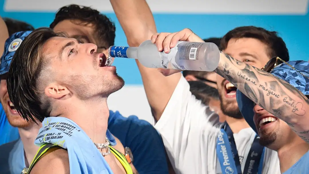 Alkooli rridhte si ujë/ Fatura që Manchester City pagoi mbas festimeve i la të gjithë gojë hapur