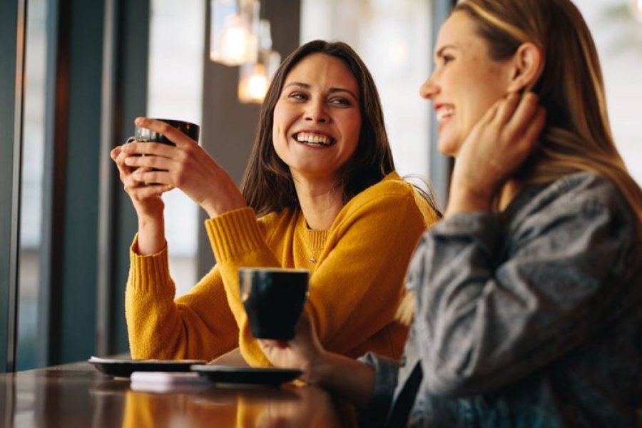 Flasin ekspertët: Bisedat e gjata me të panjohurit ju bëjnë më të lumtur