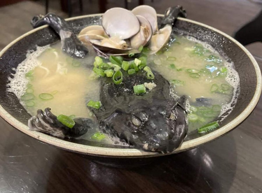 Restoranti tajvanez shërben ramen me bretkosë të paprerë fare