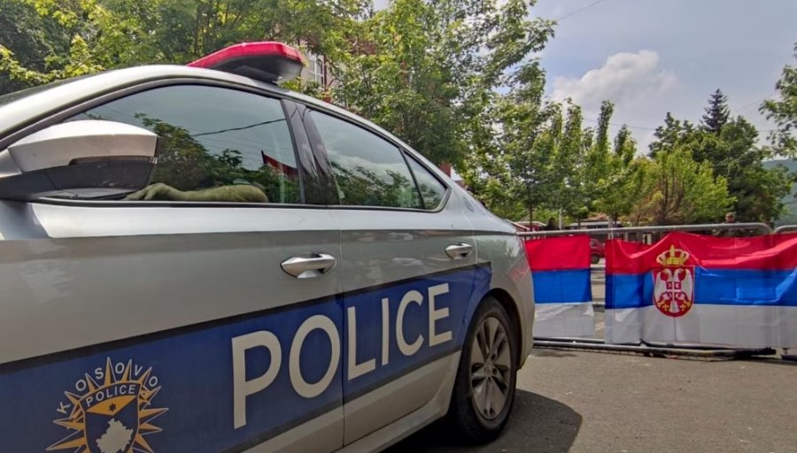 Sulmohen dy makina të policisë në Zveçan dhe në Mitrovicën e Veriut