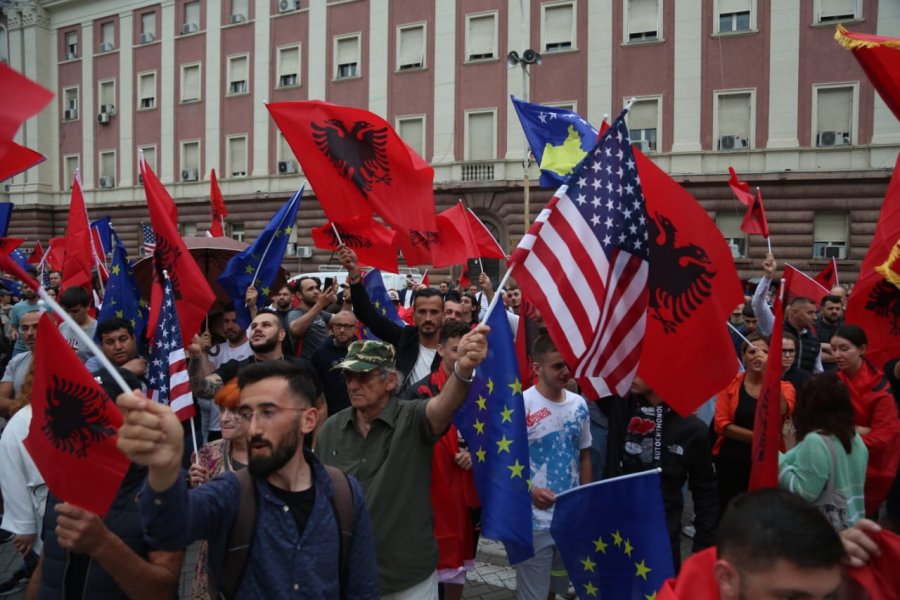 FOTOLAJM/ Qytetarët e Tiranës ngrihen në protestë kundër Ramës pas deklaratave për Kosovën