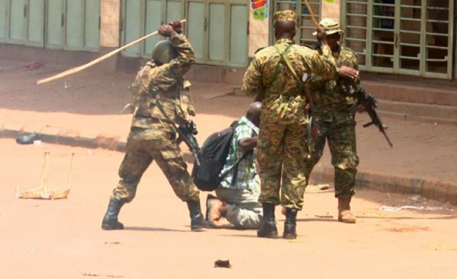 Sulmi terrorist në shkollën në Uganda, shkon në 40 numri i të vdekurve